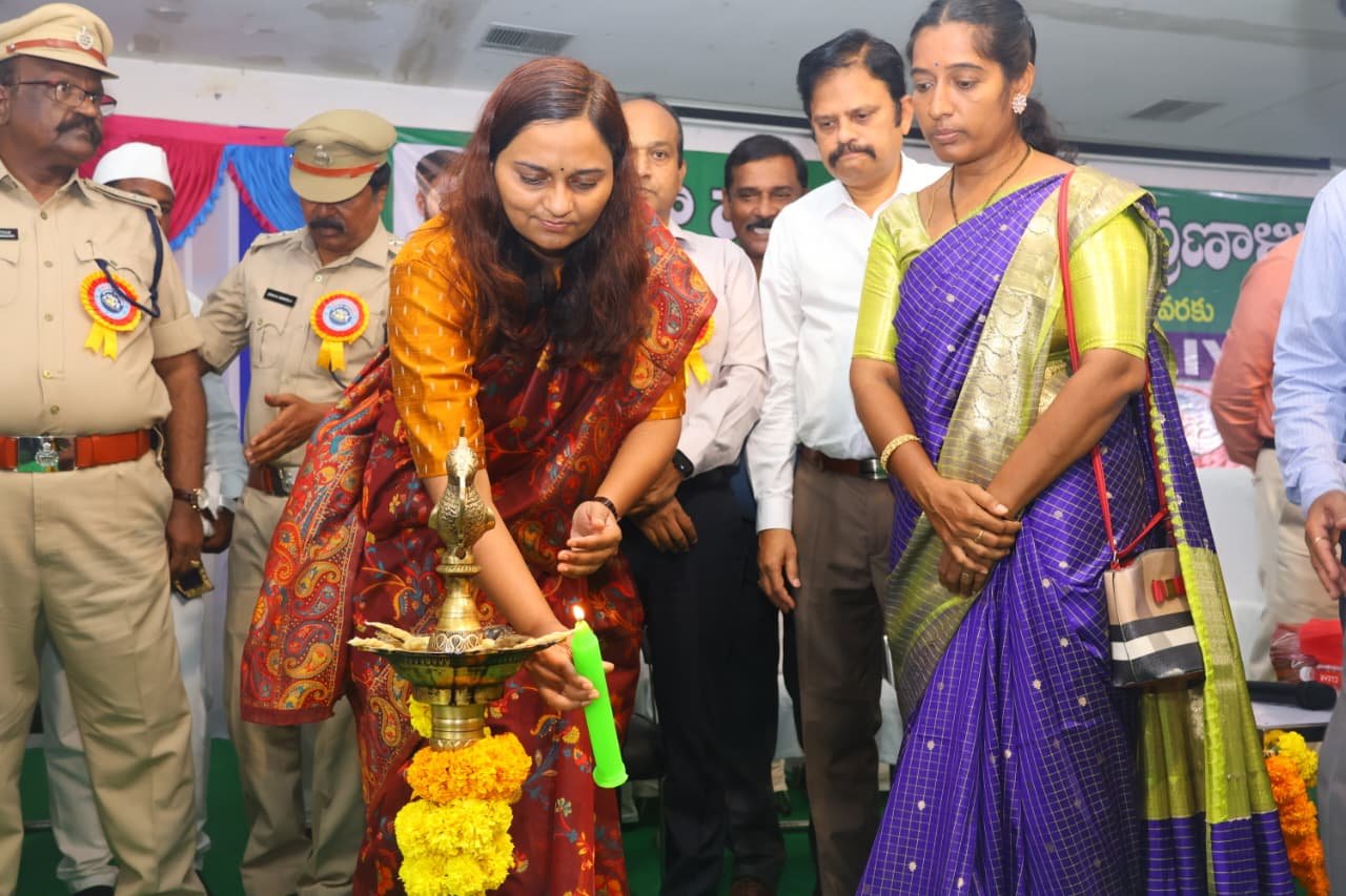 రోడ్డు ప్రమాదాల నివారణకు కృషి చేద్దాం   డ్రైవర్లు కంటి పరీక్షలు చేయించుకోవాలి   రోడ్లపై బాధ్యతగా మెలగాలి   స్థానిక సంస్థల అదనపు కలెక్టర్ అశ్విని తానాజీ వాకడే 